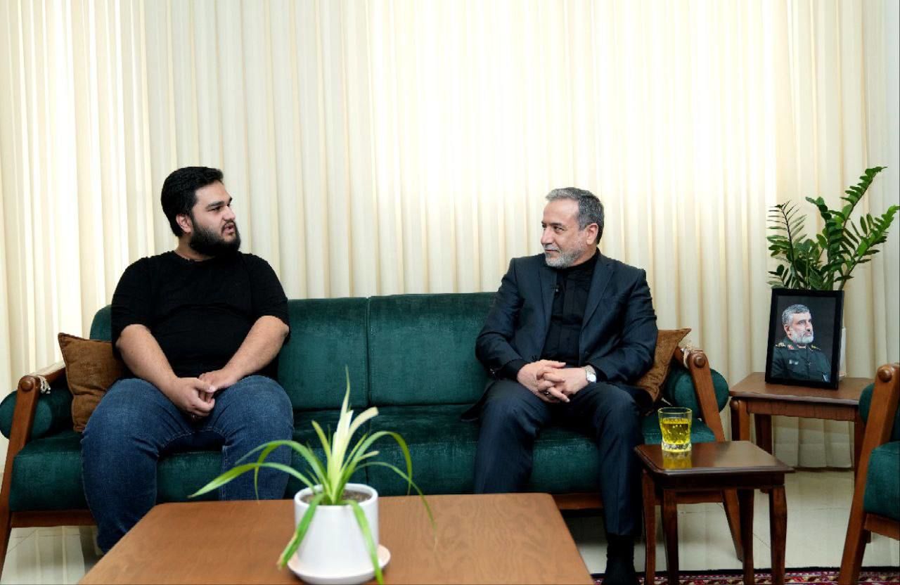 تصاویر: دیدار عراقچی با خانواده شهید حاجی زاده