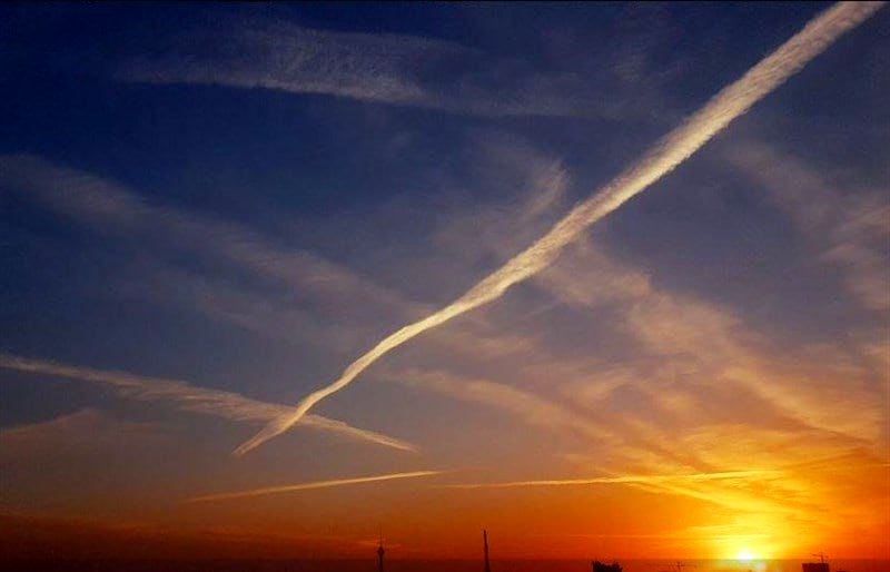 مشاهده ابرهای خطی در آسمان تهران امروز| ماجرا چیست؟