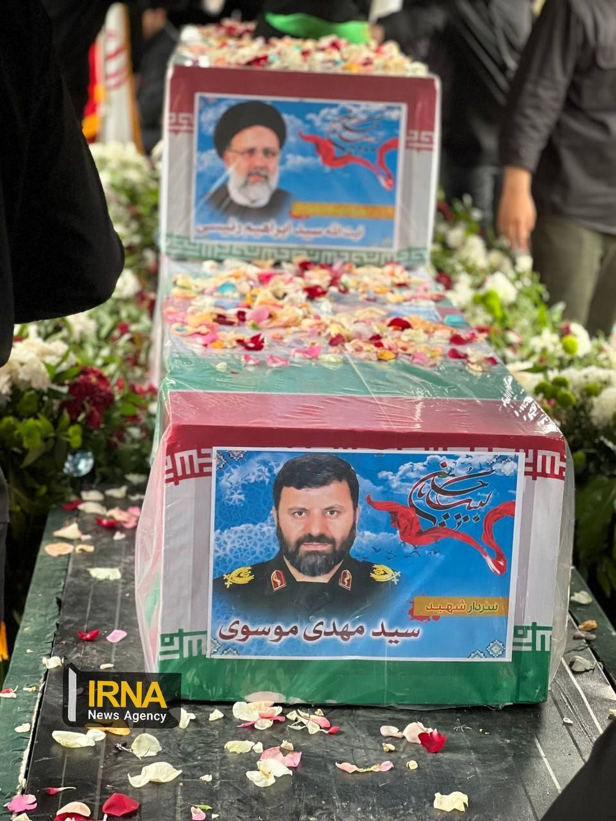 جمله معروف بر روی خودروی حامل پیکر شهید رئیسی 