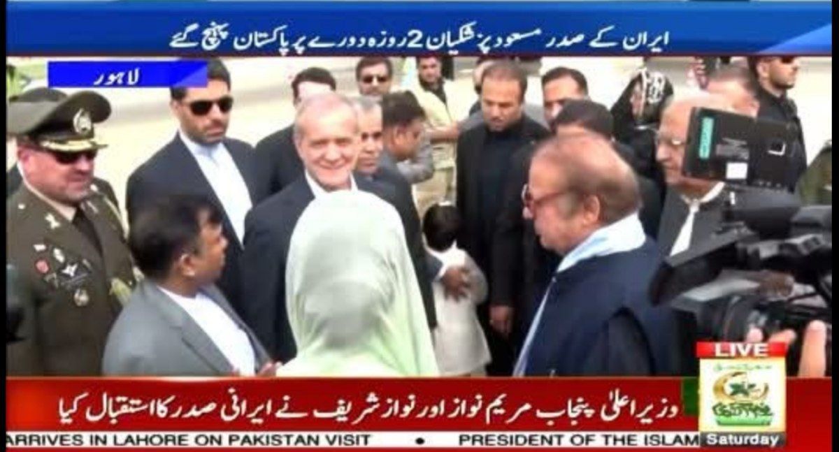 استقبال «نواز شریف» از «پزشکیان» در فرودگاه لاهور