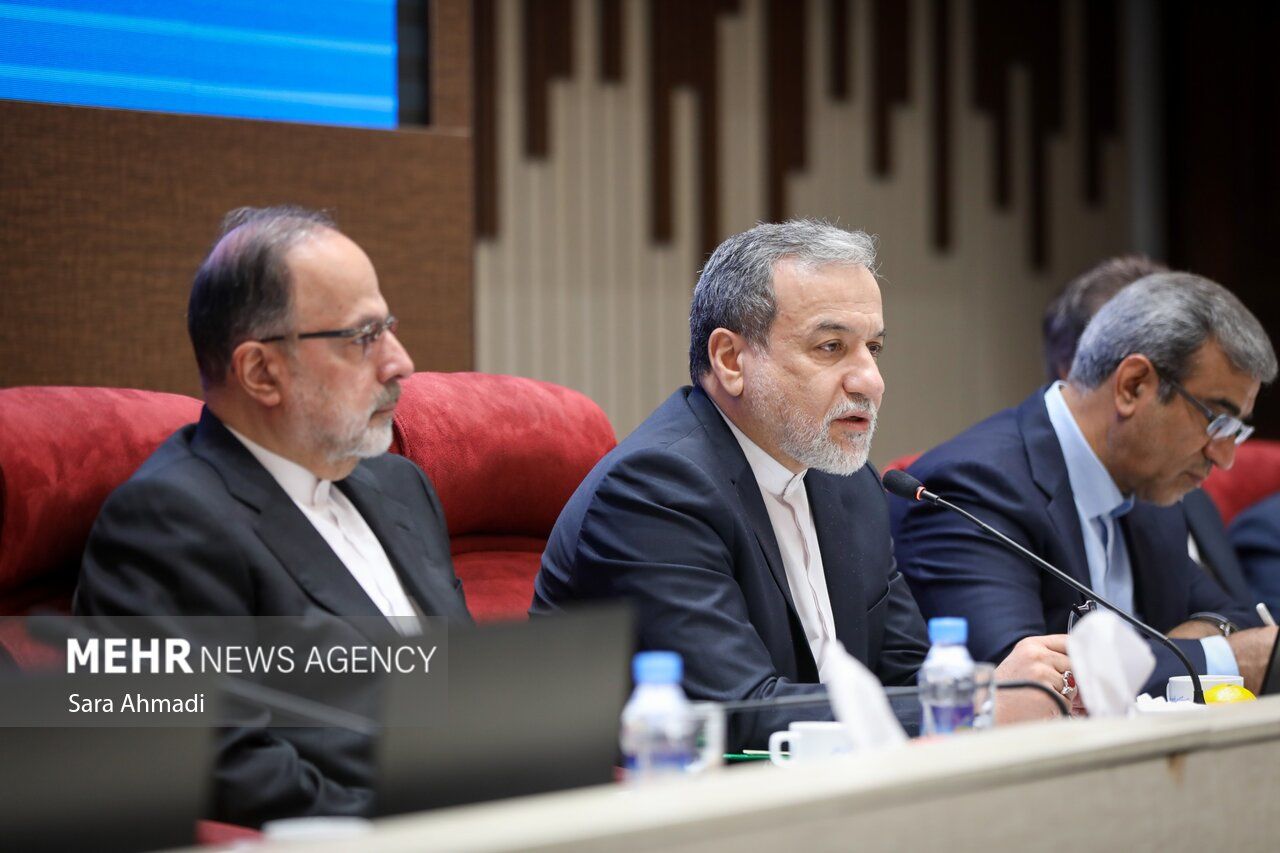 نشست هم اندیشی نخبگانی با حضور مقامات کشوری و استانی در مشهد