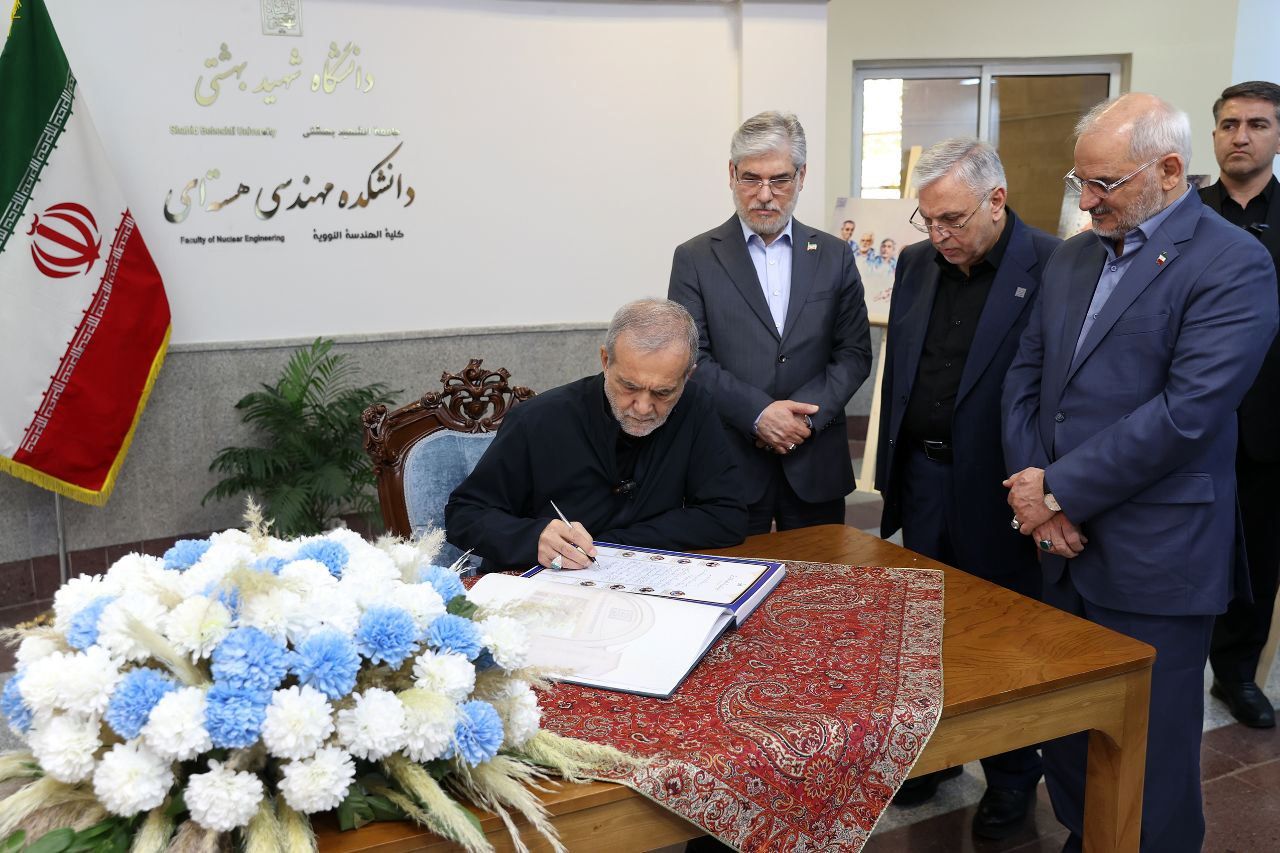 ادای احترام پزشکیان به یادمان شهدای دانشمند