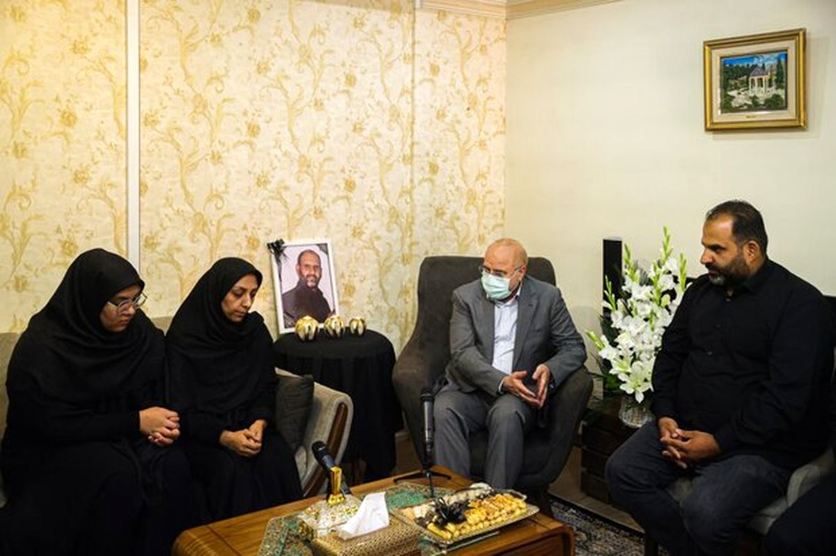 دیدار «قالیباف» با خانواده یکی از شهدای اغتشاشات 
