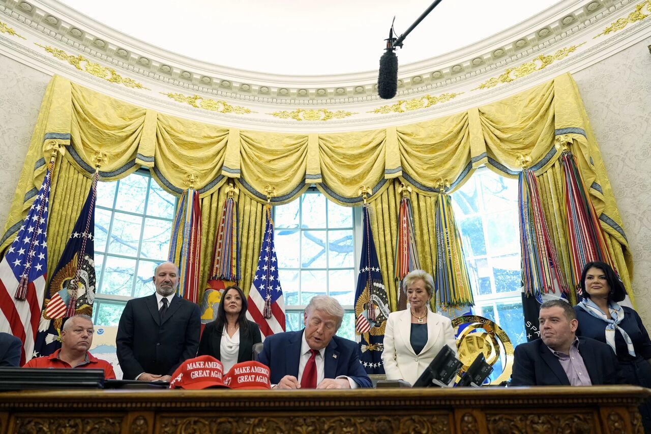 ترامپ فرمان کاهش عوارض تعرفه‌های خودرو را امضا کرد