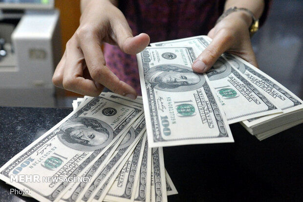 وسوسه دولت برای کاهش قیمت دلار