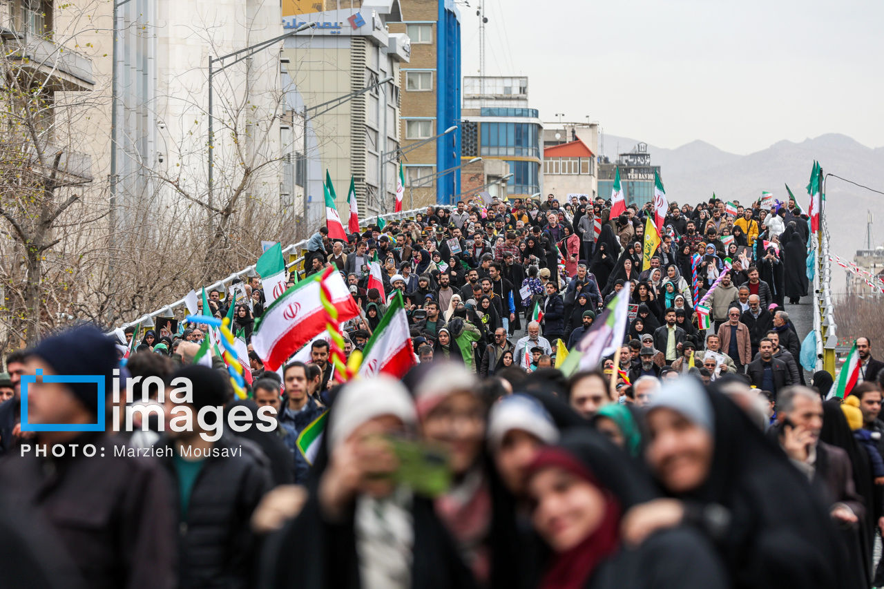 تصویری از بانوی موتورسوار در راهپیمایی امروز 