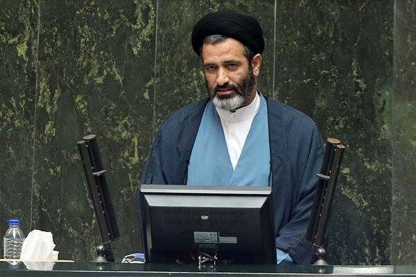 حسینی‌کیا: مردم با وجود مشکلات پای نظام و آرمان های امام ایستاده اند
