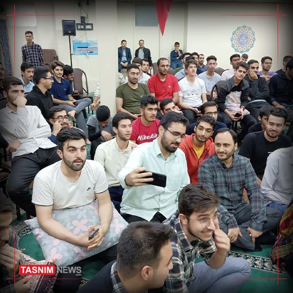 سخنگوی دولت در جمع دانشجویان به تماشای فوتبال نشست +عکس