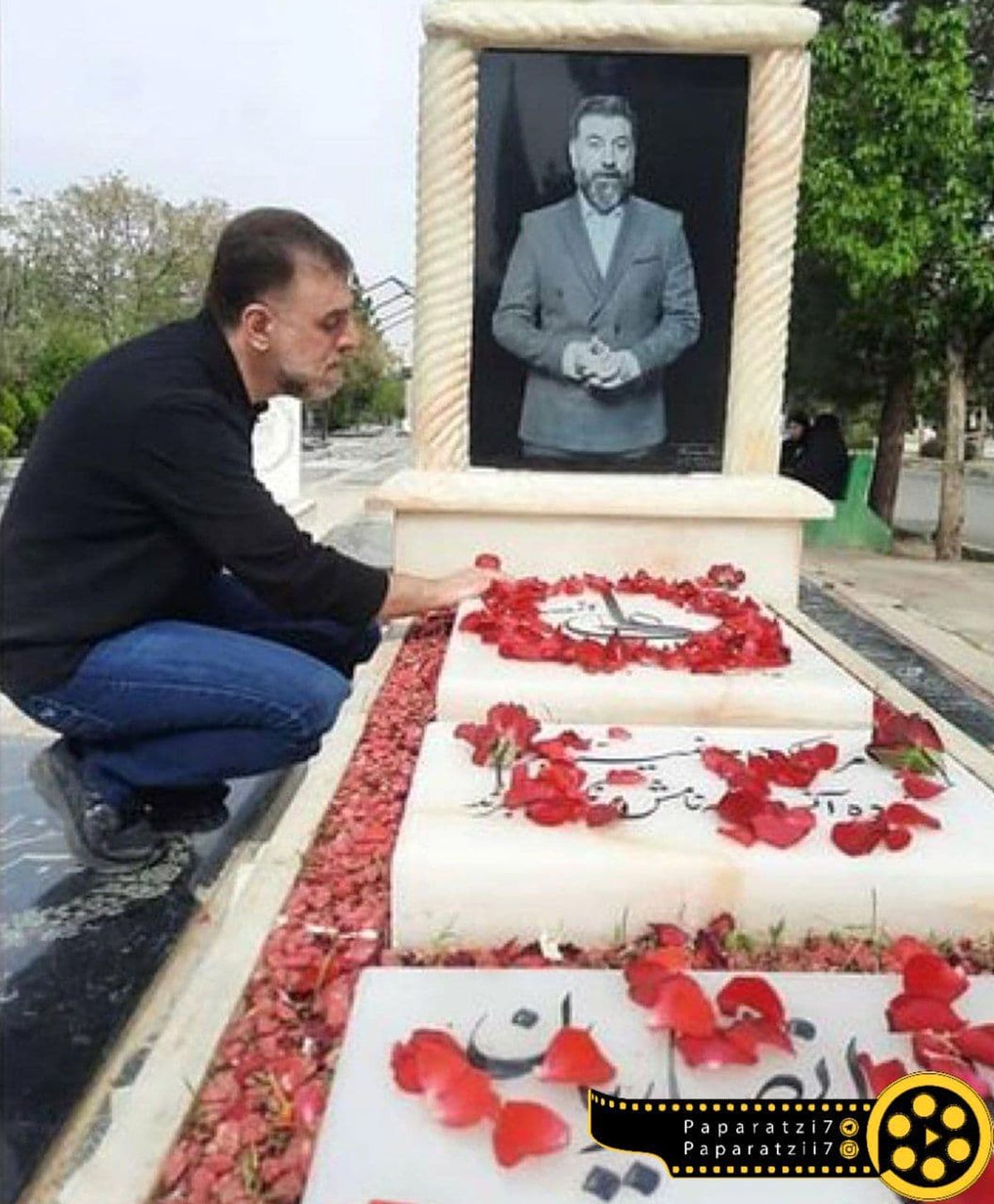 برادر زنده یاد علی انصاریان در کنار مزارش +عکس