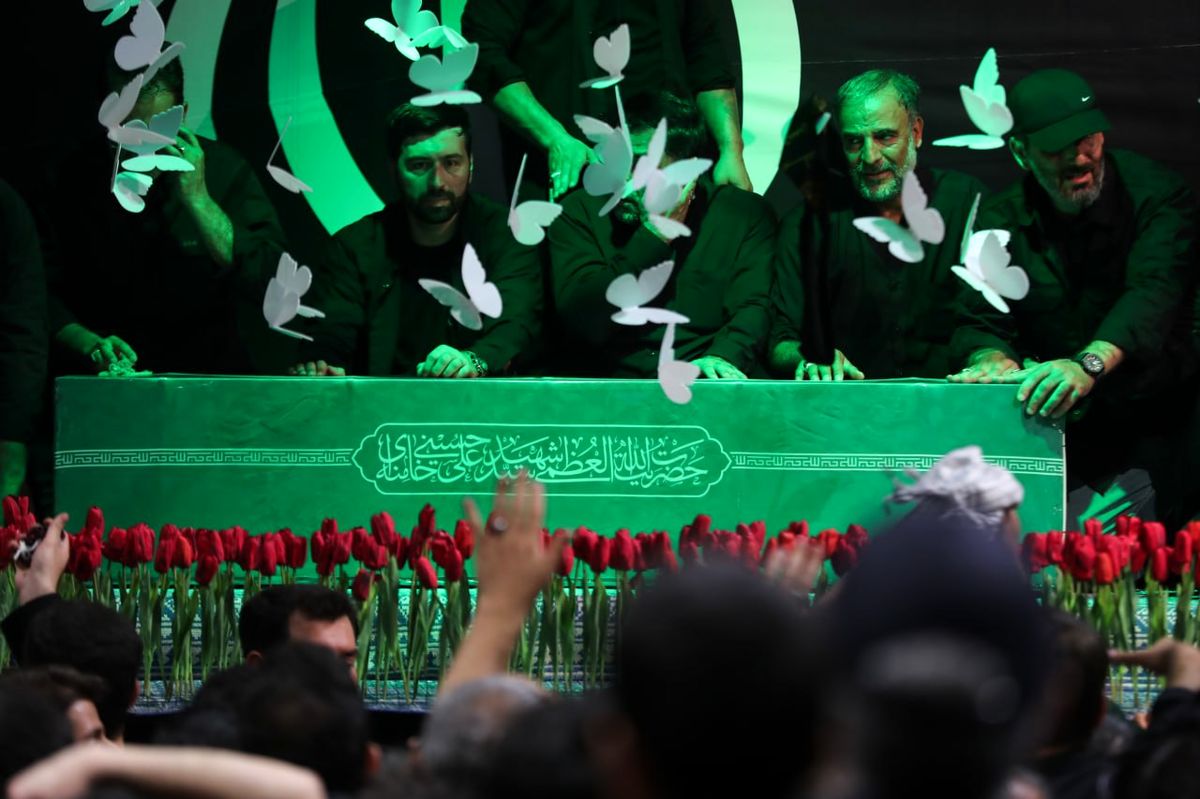 فیلمی از ادای احترام هیاتی از بیت رهبر شهید به پیکر مطهر امام شهید