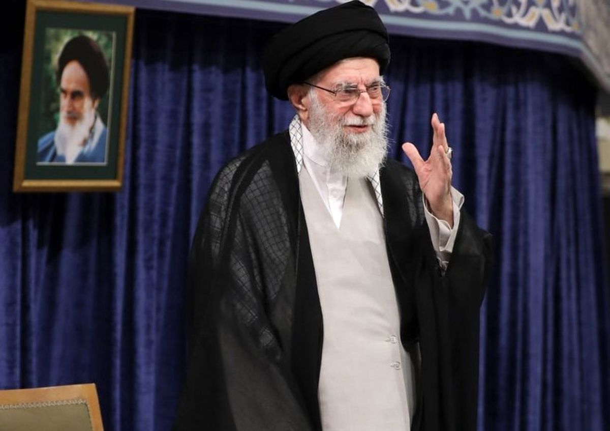 رهبر انقلاب: دست پر ایران در میدان دیپلماسی و در میدان نظامی/ همه بدانند خدای متعال نصرت را برای ملّت ایران تضمین کرده است / یقه جنایتکار نباید رها شود/ نقشه دشمن را در حوادث اخیر خداوند باطل کرد/ ایران نهتنها از آمریکا نمیترسد بلکه آن را میترساند