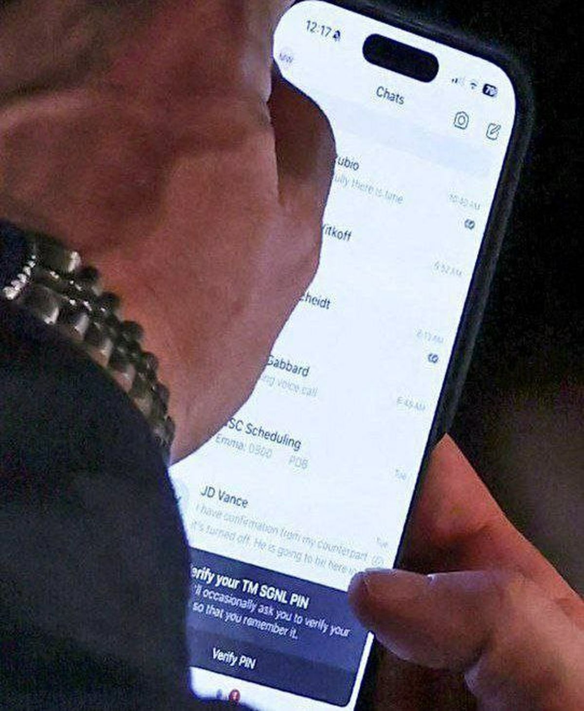 تصویری از گوشی والتز در جلسه کابینه ترامپ 