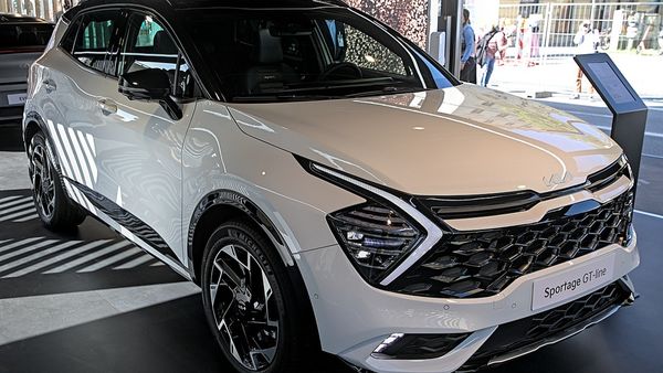 قیمتگذاری پرحاشیه یک خودروی وارداتی | فروش جنجالی اسپورتیج در ایران | سازمان حمایت جلوی ادامه فروش را گرفت