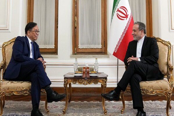 دیدار معاون وزیر خارجه فیلیپین با عراقچی