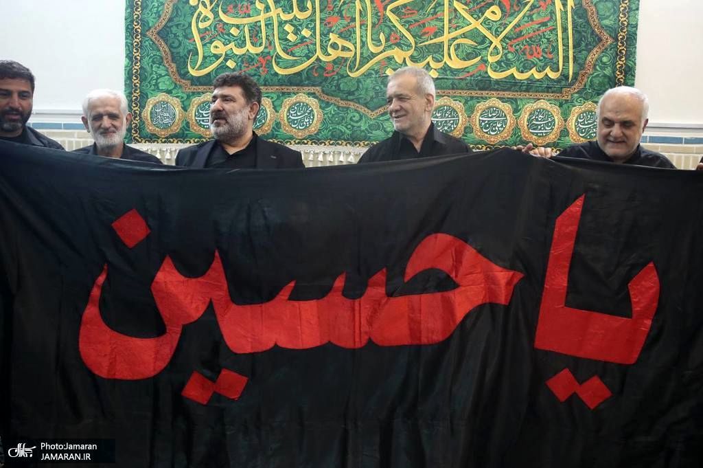 تصویری از پزشکیان در نماز ظهر عاشورا در خیابان جمهوری تهران