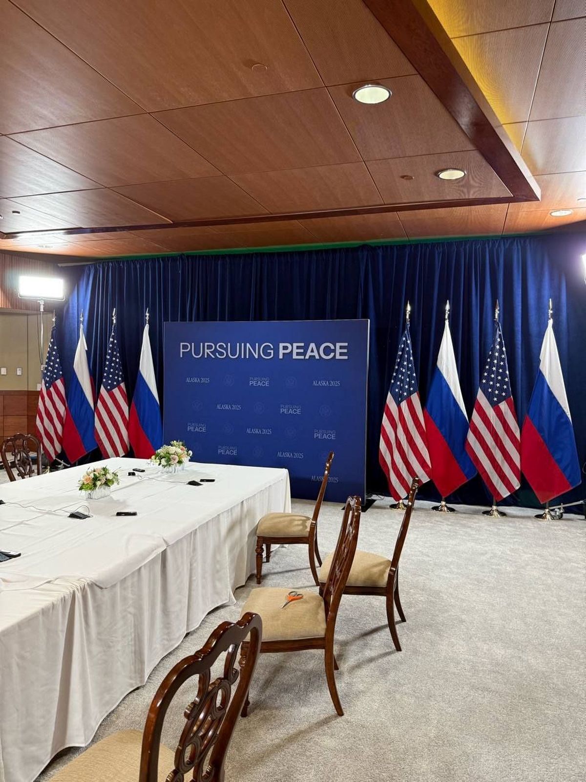 عکس : شعار آمریکا در دیدار پوتین و ترامپ