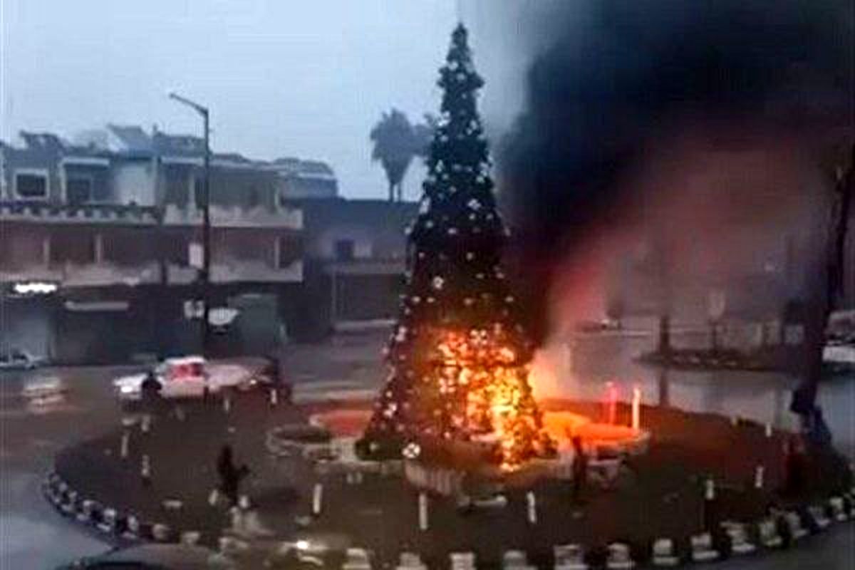  تظاهرات خشم در دمشق بعد از به آتش کشیدن درخت اعیاد مسیحیان