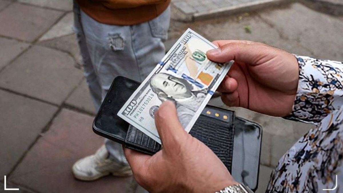 ریزش ناگهانی قیمت دلار آزاد | دلار آزاد ۷ هزار تومان ریخت