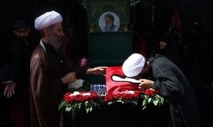 تصاویر برافراشتن پرچم خونخواهی رهبر شهید در مقابل رواق کشوردوست