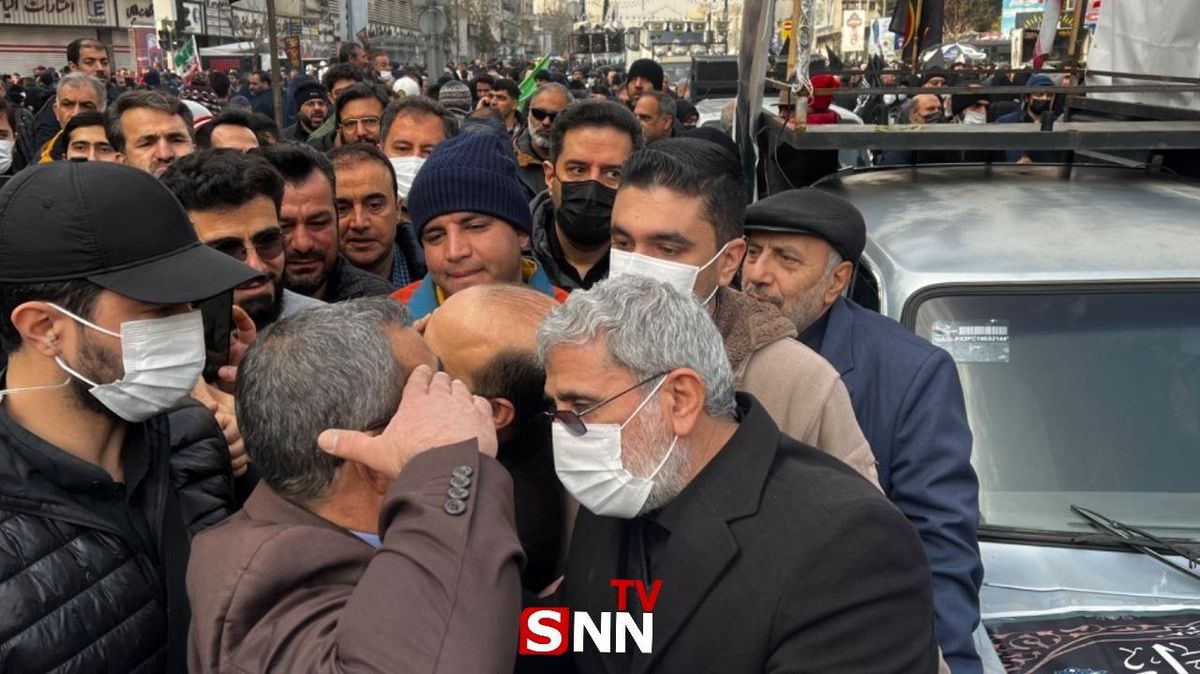 خوش و بش سردار قاآنی با یک دختر در مراسم تشییع شهدای گمنام