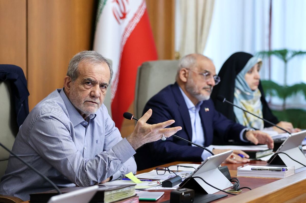 رئیسجمهور: هر مقررهای که موجب فشار اقتصادی بر زندگی مردم شود، باید سریع اصلاح شود