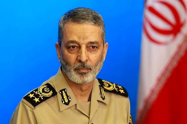 حضور رئیس ستادکل نیروهای مسلح و وزیر علوم در مراسم چهلمین روز شهادت شهید باقری