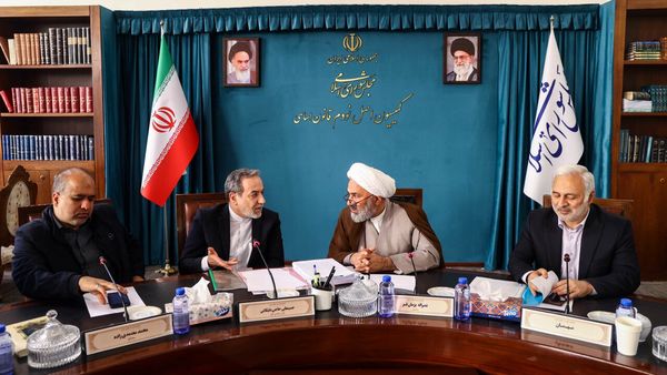 توضیحات عراقچی در مجلس درباره جزایر ایرانی و زنگزور