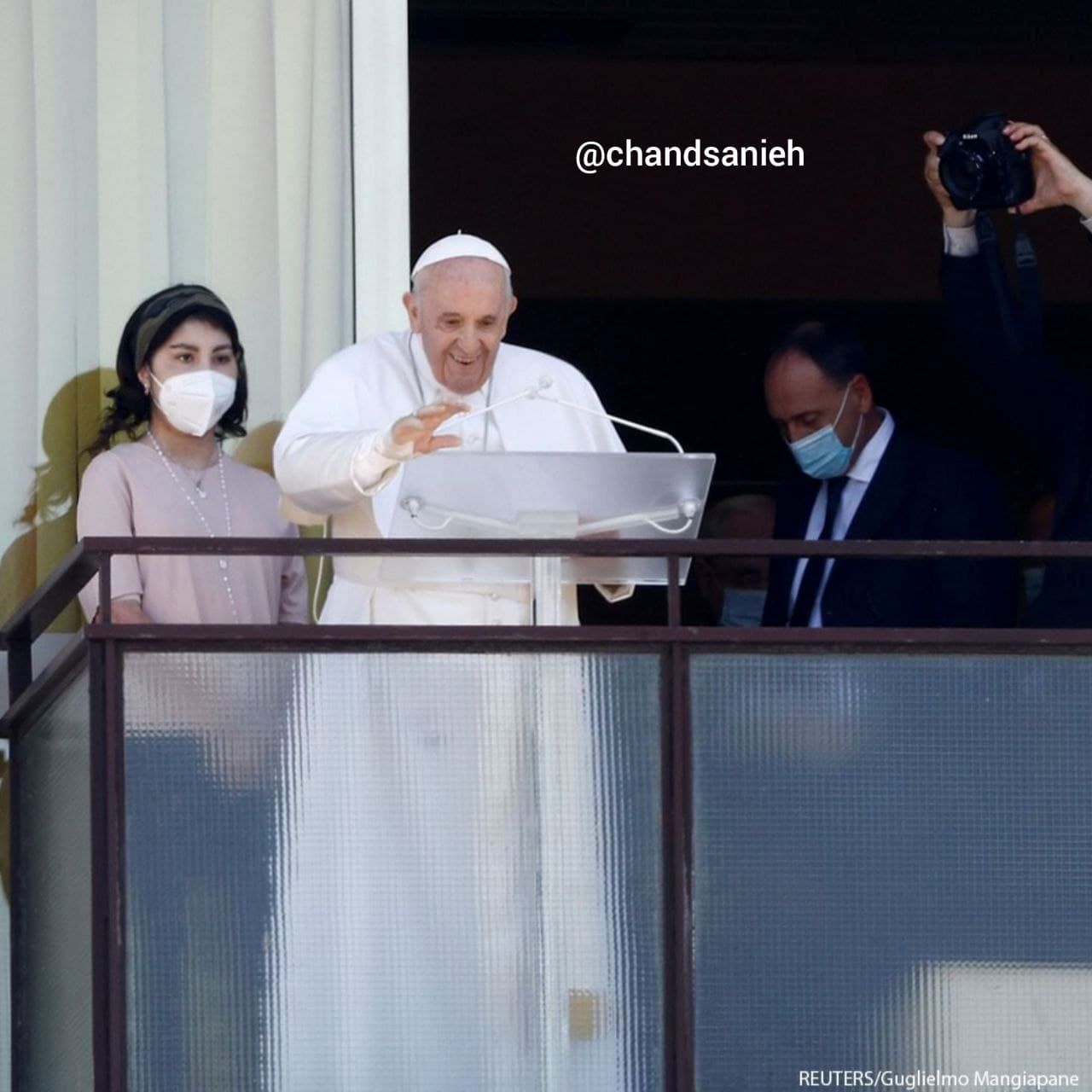 اولین حضور پاپ در میان مردم پس از عمل جراحی +عکس