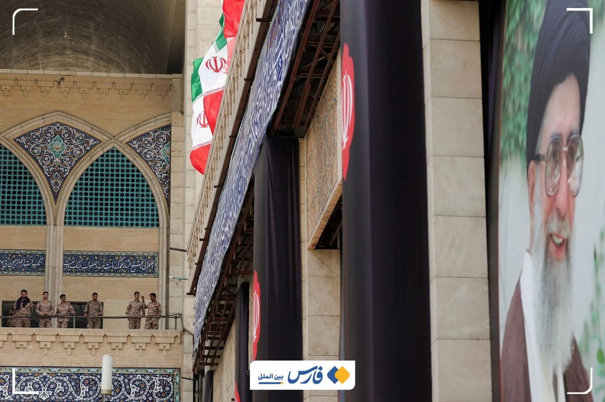 ادای احترام خانواده امام خمینی(ره) به پیکر مطهر رهبر شهید