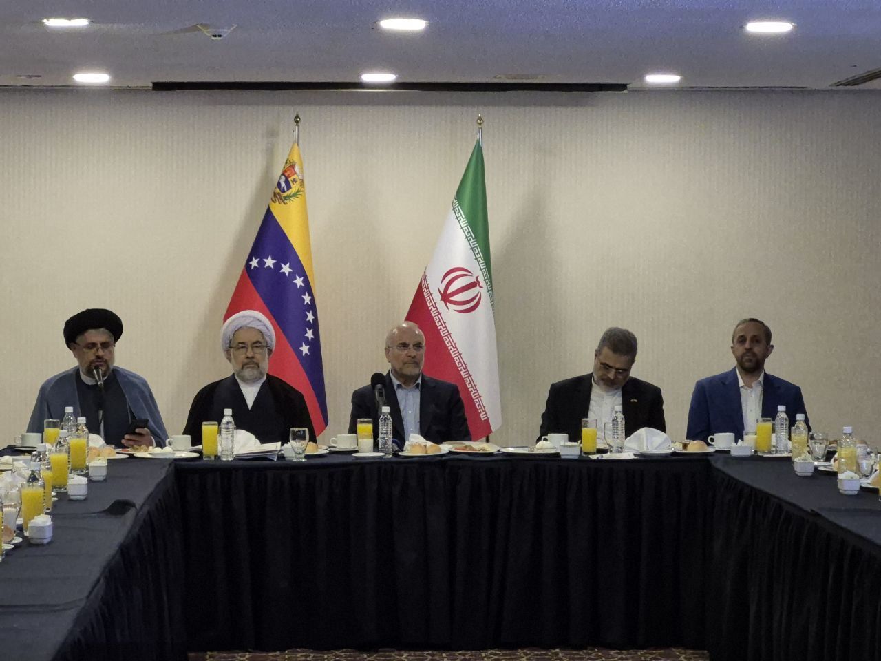 آغاز دیدار جمعی از علمای ادیان، نخبگان و فعالان فرهنگی و علمی در ونزوئلا با قالیباف