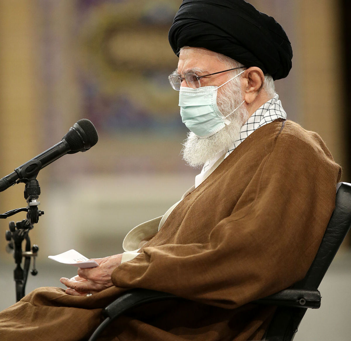 تصویری از رهبرانقلاب در کنار مزار شهید مدرس