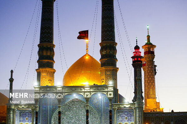تصاویر: تعویض پرچم گنبد حرم حضرت فاطمه مصعومه(س) 