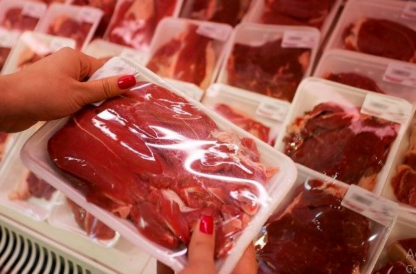 قیمت گوشت شوکهکننده شد | گوشت ۳۸۵ هزار تومانی در راه است؛ گوشت تنظیم بازاری را کجا بخریم؟