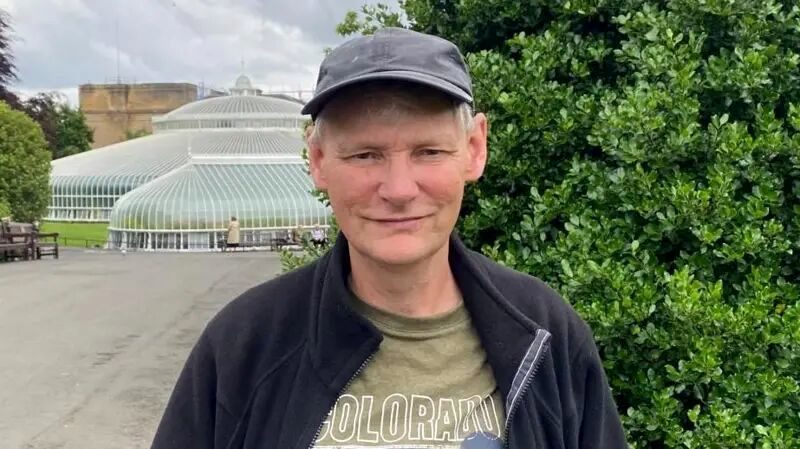 هنرمندی که ۳۰ سال رفتگر خیابان‌ بود +عکس