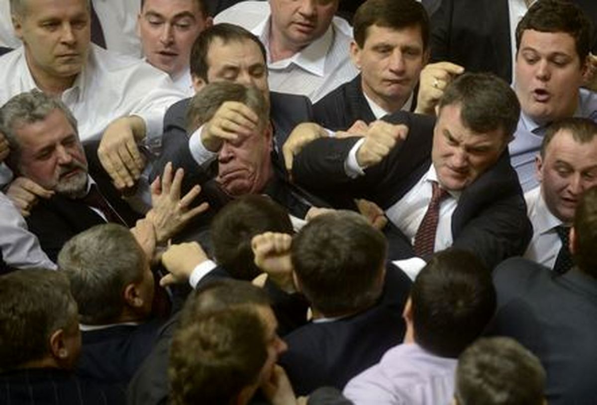 عکس/ وقتی کارسیاسی بالامی‌گیرد