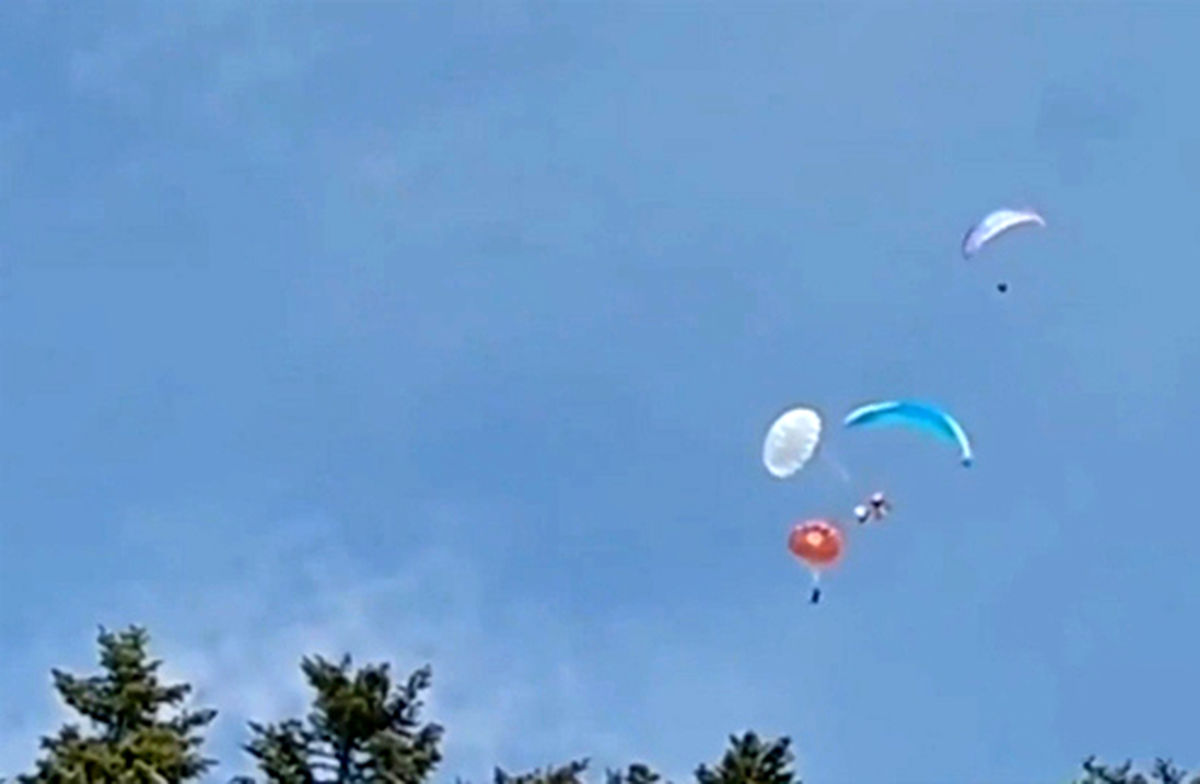 لحظه برخورد دو پاراگلایدرسوار در آسمان +فیلم