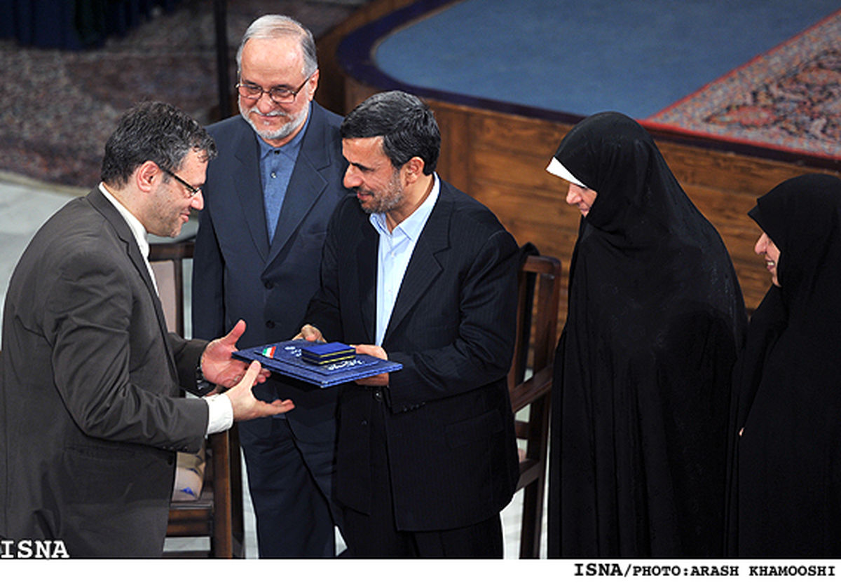 عکس/ جایزه احمدی‌نژاد به لاریجانی