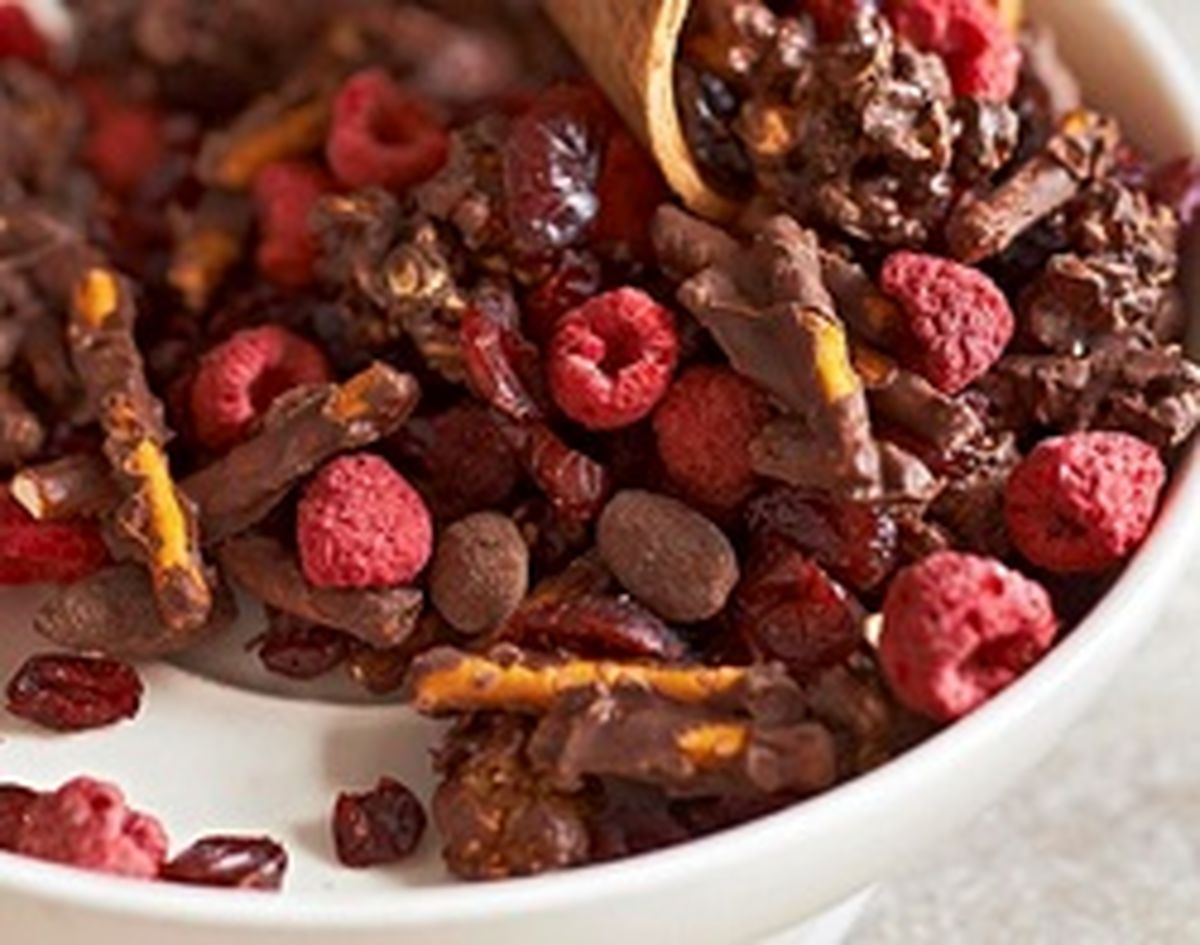 اسنک شکلاتی با مخلوط میوههای خشک درست کنید