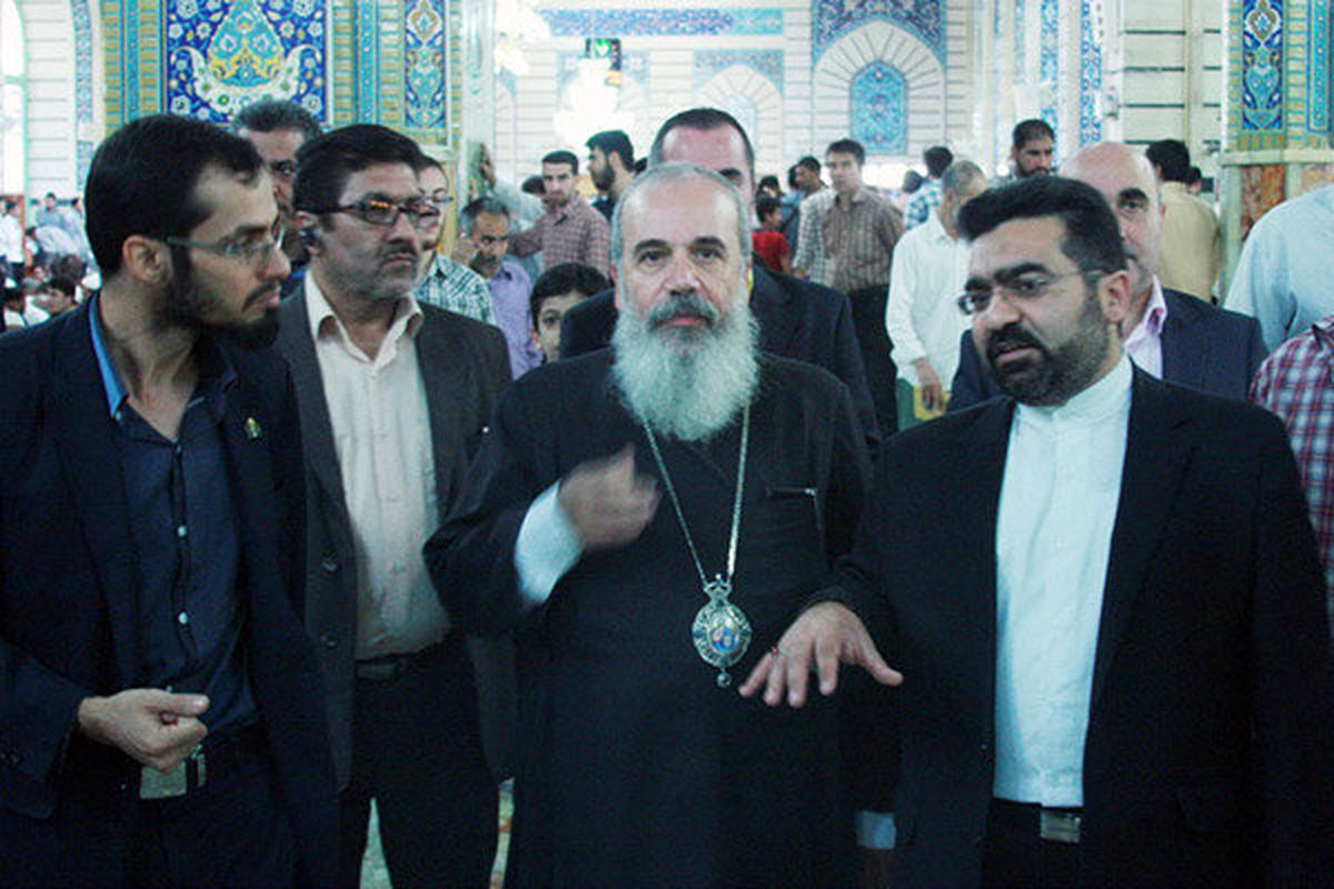 رهبر ارامنه در حرم حضرت معصومه(س)