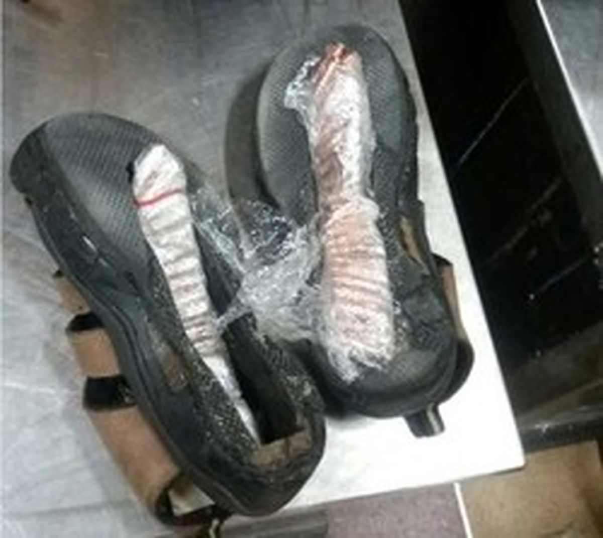 جاسازی ۴ اسلحه در کفش مرد قاچاقچی +تصاویر