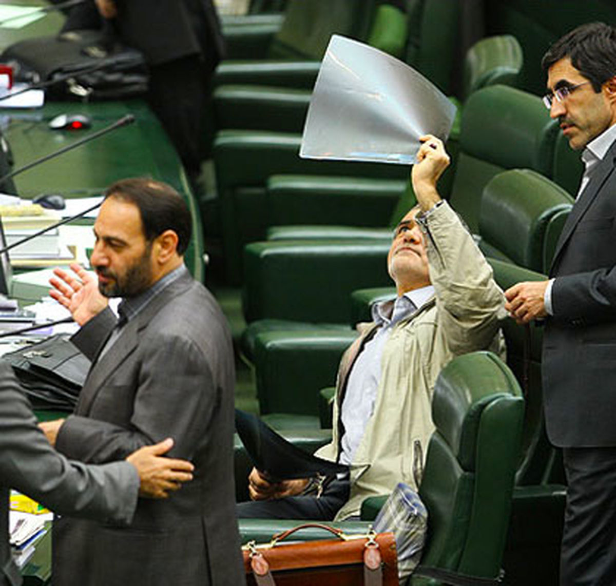 عکس/ طبابت یک نماینده در مجلس