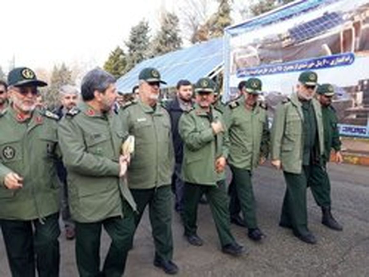 بازدید سرلشکر جعفری از نمایشگاه اشتغالزایی سپاه