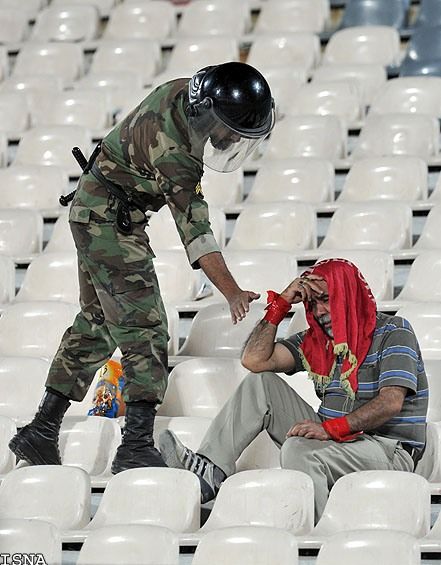 عکس/ دلداری ناجا به پرسپولیسی‌ها