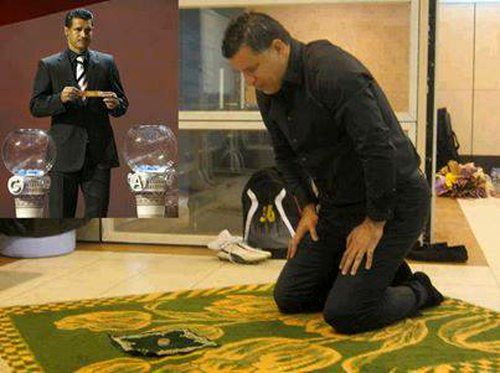 نماز خواندن علی دایی/ عکس