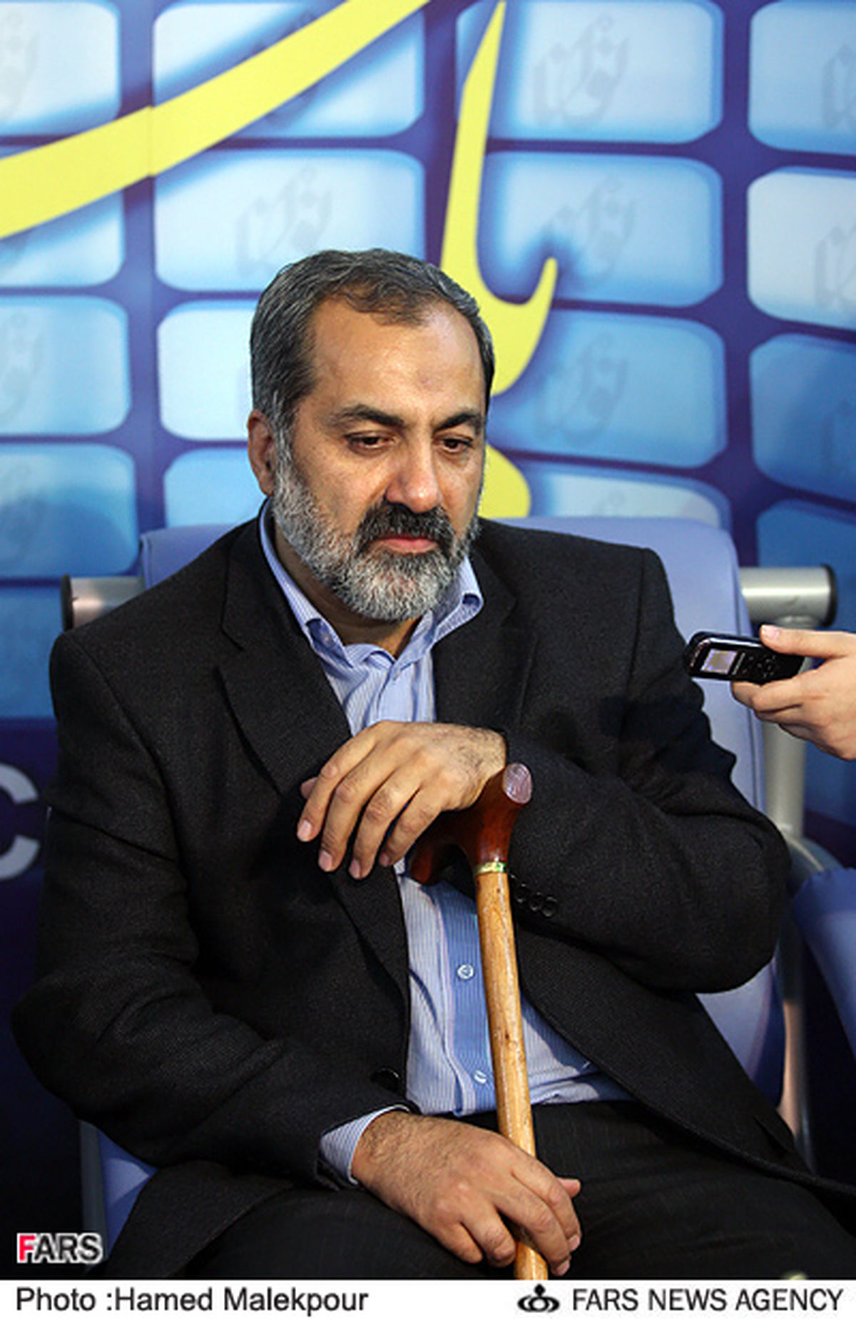 تصویر: عماد افروغ عصا به دست شد