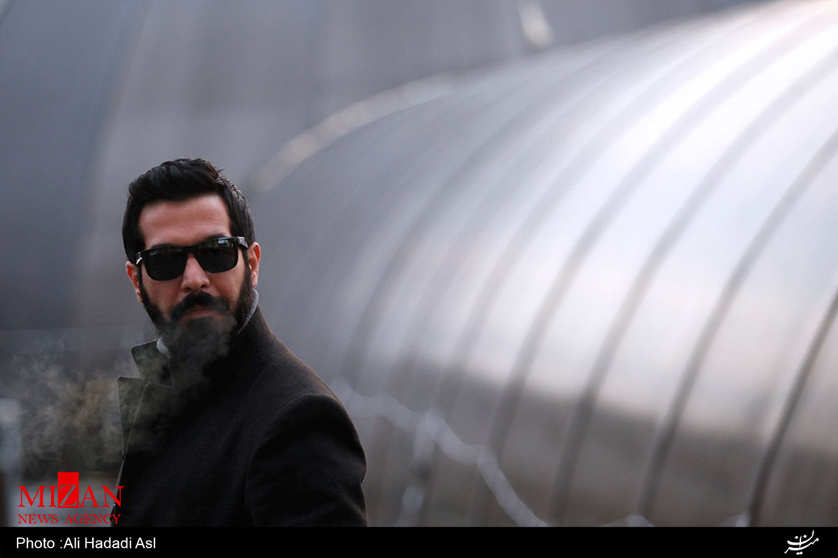 ژست عجیب آقای بازیگر روی فرش قرمز +عکس