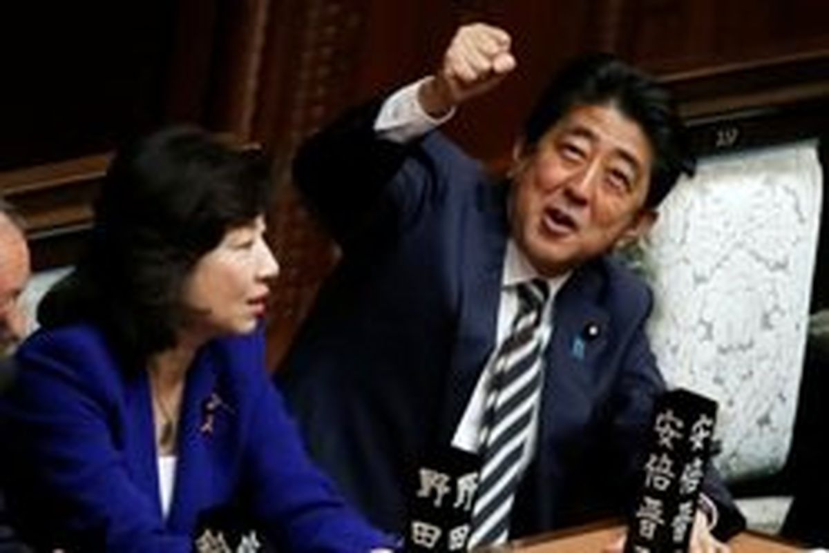 شینزو آبه نخست‌وزیر ژاپن باقی می‌ماند