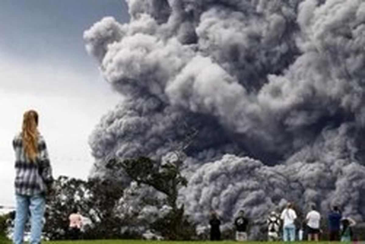 گلف بازی در کنار آتشفشان فعال +تصاویر