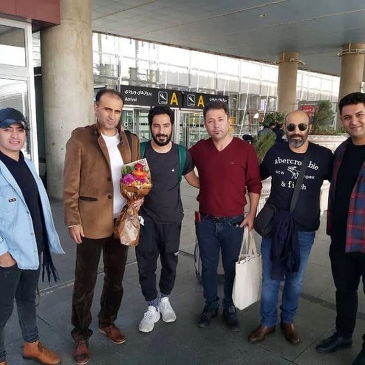 نوید محمدزاده پس از بازگشت از توکیو در فرودگاه امام خمینی +عکس