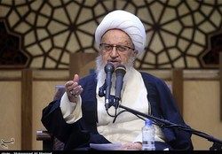 آیت‌الله مکارم‌: شرکت در راهپیمایی ۲۲ بهمن یک وظیفه است